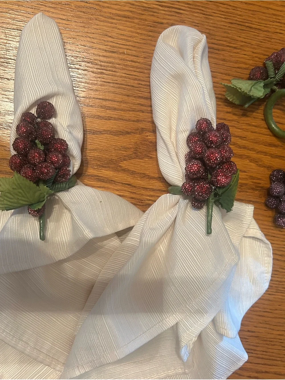 2 Cream Ribbed Fabric Napkins with Decorative Berry Rings (Set of 6)